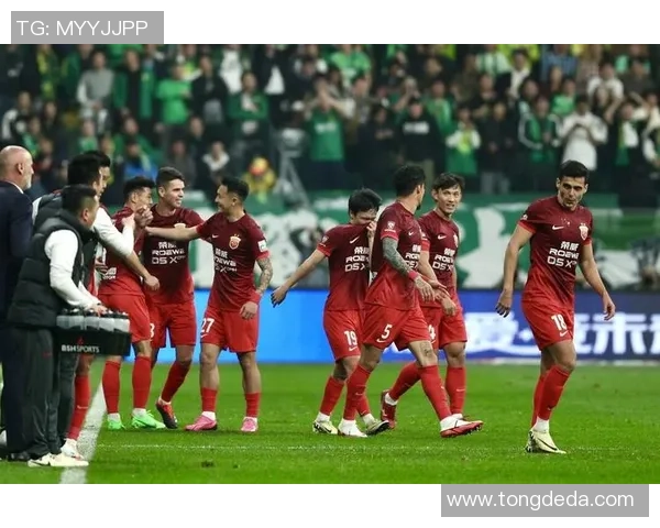 中超激战:AC米兰大胜里昂六比二引发全场轰动 中超激战:AC米兰大胜里昂六比二引发全场轰动