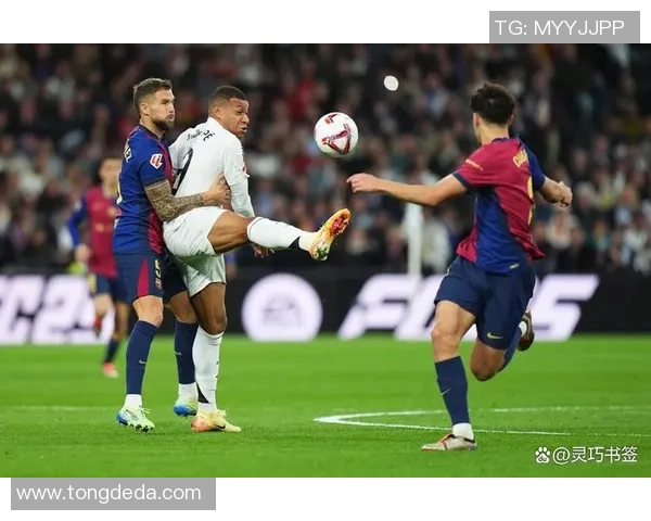 国王杯激战里昂与那不勒斯握手言和帽子戏法引发全场热烈反响