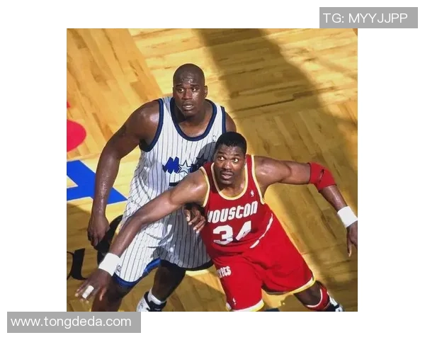 姚明与奥拉朱旺在NBA赛场的精彩跳球瞬间回顾与分析