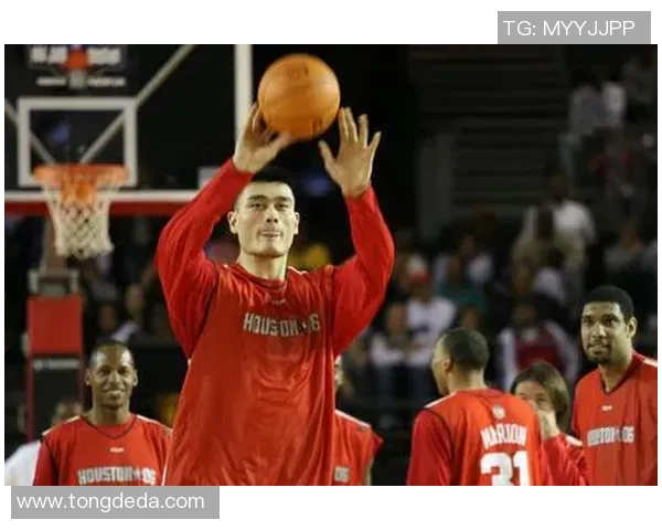 姚明的身高优势与篮球梦想如何突破篮筐的极限挑战