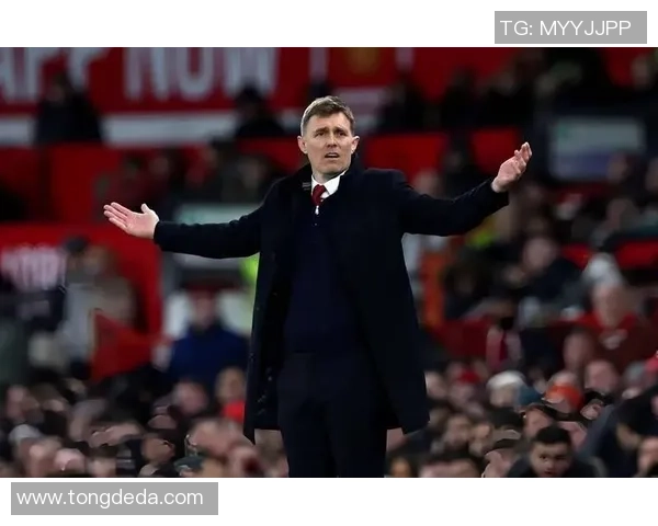 曼联足总杯大胜里昂球员帽子戏法引发争议判罚热议